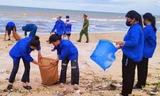 Đoàn viên thanh niên làm sạch bãi biển, hưởng ứng tháng hành động vì môi trường