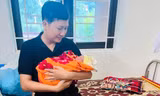 Bé sơ sinh còn nguyên dây rốn bị bỏ ở ghế đá phòng khám tư
