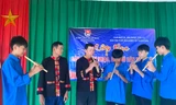 Dạy học sinh, đoàn viên đánh cồng chiêng, thổi kèn lá để bảo tồn văn hóa