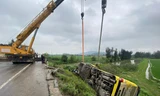 Xe giường nằm lật xuống ruộng, 13 người trên xe thoát chết may mắn