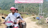 Y bác sĩ trèo đèo lội suối vào tận bản vận động tiêm vắc xin phòng sởi 