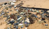Hàng nghìn bao thuốc lá ngoại trôi dạt bờ biển ở Nghệ An