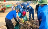 Cảnh sát biển và đoàn viên làm sạch bờ biển, tuyên truyền chống khai thác IUU