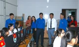 Bí thư thứ nhất T.Ư Đoàn dự khai giảng và trao quà tại trường Dân tộc nội trú Nghệ An