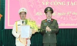 Đại tá Nguyễn Quang Vinh - Giám đốc Công an tỉnh Bắc Giang đã trao quyết định bổ nhiệm Thượng tá Nguyễn Thế Tuấn.