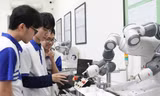 Sinh viên ngành công nghệ thực hành trong phòng thí nghiệm. Ảnh: HOA BAN
