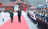 Bộ trưởng Quốc phòng hai nước duyệt đội quân danh dự Quân đội Nhân dân Việt Nam. 