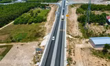Ô tô băng băng trên cao tốc du lịch Nha Trang ngày nghỉ lễ 