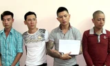 Băng nhóm 4 đối tượng dùng súng, kiếm, mã tấu và bình xịt hơi cay tấn công đánh chém người