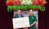 Ông Nguyễn Văn Cường - Phó Chủ tịch Tập đoàn Hưng Thịnh (bên trái) trao bảng tượng trưng cho Trung tướng Đỗ Danh Vượng - Bí thư Đảng uỷ, Chính uỷ Bộ đội Biên Phòng nhằm hỗ trợ hoạt động phòng, chống dịch COVID-19.