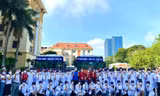 Ấm lòng hình ảnh hàng trăm "chiến sĩ áo trắng" trường Y lên đường hỗ trợ các vùng tâm dịch