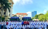 Ấm lòng hình ảnh hàng trăm "chiến sĩ áo trắng" trường Y lên đường hỗ trợ các vùng tâm dịch
