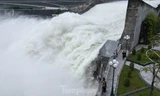 Mưa lớn thượng nguồn, các hồ thủy điện lớn phía Bắc mở 10 cửa xả lũ