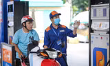 Giá xăng dầu tăng, RON 95 vượt 21.000 đồng/lít