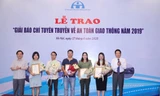 Đại diện các tác giả đạt giải Nhì Báo chí tuyên truyền về an toàn giao thông năm 2019