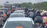 Chiều Mùng 5 Tết, người dân đổ về Hà Nội, cao tốc Pháp Vân - Cầu Giẽ bắt đầu ùn tắc