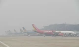 Sương mù dày đặc khiến hàng loạt chuyến bay bị hủy hoãn dây chuyền