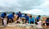 'Áo xanh' Khánh Hòa tham gia làm sạch biển Nha Trang
