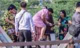 Đóng cửa phố đường tàu, khách Tây 'dạt' ra cầu Long Biên
