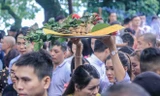 Biển người chen nhau dâng lễ ở Phủ Tây Hồ đầu tháng cô hồn