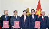 Phó Thủ tướng trao các quyết định về công tác cán bộ