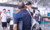 HLV Park Hang Seo béo má Văn Hậu, đón học trò ở sân bay