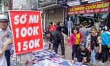Quần áo, giày dép giảm giá tràn vỉa hè trên phố mua sắm Hà Nội