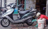 Không chấp nhận giá cắt cổ, nhiều người dân tự mang xe ra rửa ở vỉa hè