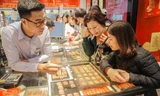 Người dân Hà Nội ùn ùn mua vàng ngày Vía Thần tài