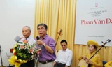 Nhà văn Phan Văn Đà giới thiệu một loạt bốn cuốn sách