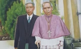 Họa sĩ Nam Phong (trái) và Giám mục Paul Bùi Chu Tạo