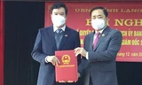 Chủ tịch UBND tỉnh Lạng Sơn Hồ Tiến Thiệu (bìa phải) trao quyết định cho tân Giám đốc Sở Tài chính Lạng Sơn Nguyễn Quốc Toàn. Ảnh: Duy Chiến