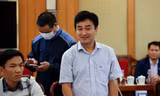 Phan Quốc Việt (đứng giữa)