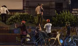 Người dân trèo qua dây thép gai để ra ngoài và vận chuyển hàng hóa tại phường Chương Dương. Ảnh: Dantri