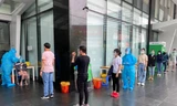 Nhân viên tòa nhà 144 Cộng Hòa được lấy mẫu xét nghiệm ngày 6/6.