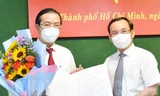 Bí thư Thành uỷ TPHCM Nguyễn Văn Nên trao quyết định điều động cho ông Nguyễn Văn Minh (trái). Ảnh: Thành uỷ TPHCM