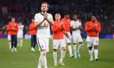 Đội trưởng Harry Kane đi ngang qua chiếc Cúp vô địch EURO 2020 mà không thể đưa về nhà