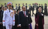 Các đại biểu dự Đại hội XIII đặt vòng hoa, viếng Chủ tịch Hồ Chí Minh