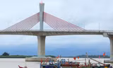 Người dân phố biển Cửa Lò chằng chống nhà cửa ứng phó bão Côn Sơn