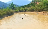 Các em nhỏ xã Quảng Hòa (huyện Đắk Song, Đắk Nông) tắm dưới hồ nước 