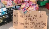 Quầy tạp hoá miễn phí mì tôm, gạo cho người dân mùa dịch: "Nếu khó khăn cứ lấy một phần"