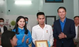 “Người hùng” cứu bé gái rơi từ tầng 12 được TƯ Đoàn trao tặng huy hiệu “Tuổi trẻ dũng cảm“