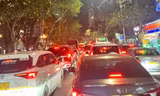 Hà Nội: Giao thông tê liệt sau giờ tan tầm
