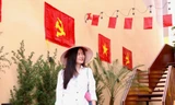 Xúc động hình ảnh giới trẻ check-in cùng cờ đỏ sao vàng 