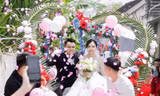 Chàng trai Nghệ An lấy vợ cách nhà 20m, cả xóm xúm vào làm xe hoa độc lạ