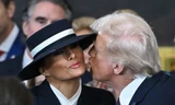 Đằng sau chiếc mũ che hết nửa mặt của bà Melania Trump