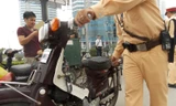 Hà Nội: Thu giữ hàng loạt xe máy cũ nát chạy trên đường