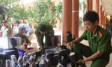Lực lượng chức năng kiểm tra số rượu chưa rõ nguồn gốc.
