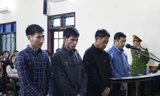 Bốn bị cáo nghe đại điện VSKND tỉnh Hà Tĩnh đọc bản luận tội. 