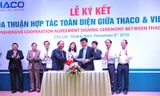 Đại diện Vietcombank, ông Huỳnh Song Hào - Giám đốc Khối Bán lẻ (hàng đầu, bên phải) ký kết hợp tác bán lẻ với Thaco